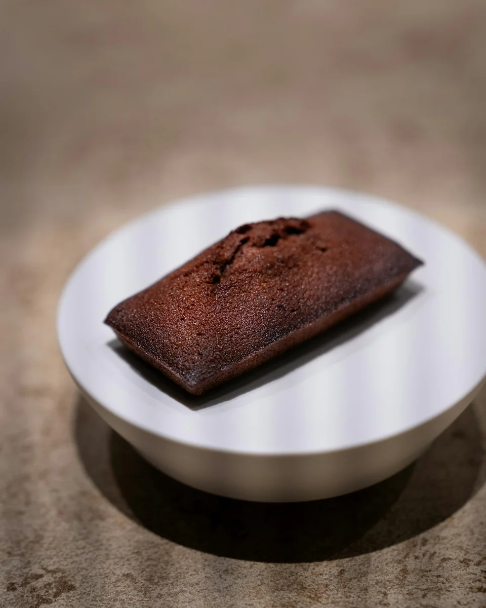 흰 접시에 놓인 초콜릿 휘낭시에
